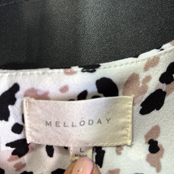 Melloday Ruched Mid sleeve, round neck,gold, zipper back patterned top - Picture 10 of 10